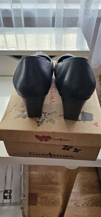 Продавам затворени пролетни обувки