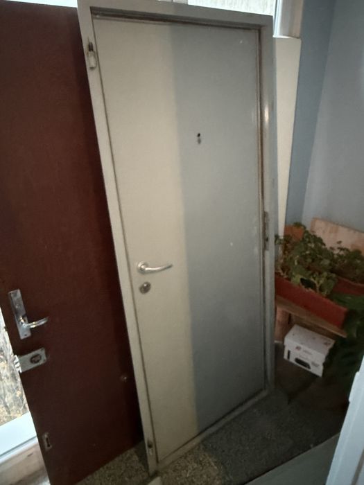 Входна метална врата с каса