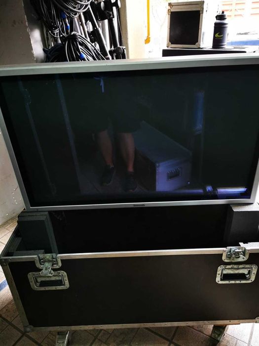 Vand 2 monitore panasonic th 42pwd8es + cutie depozitare si transport