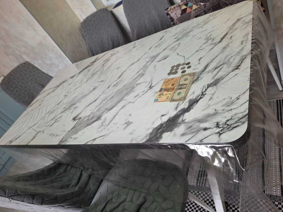 Стол и шесть стулья Кухонный в отличном состояний. Связи с переездом