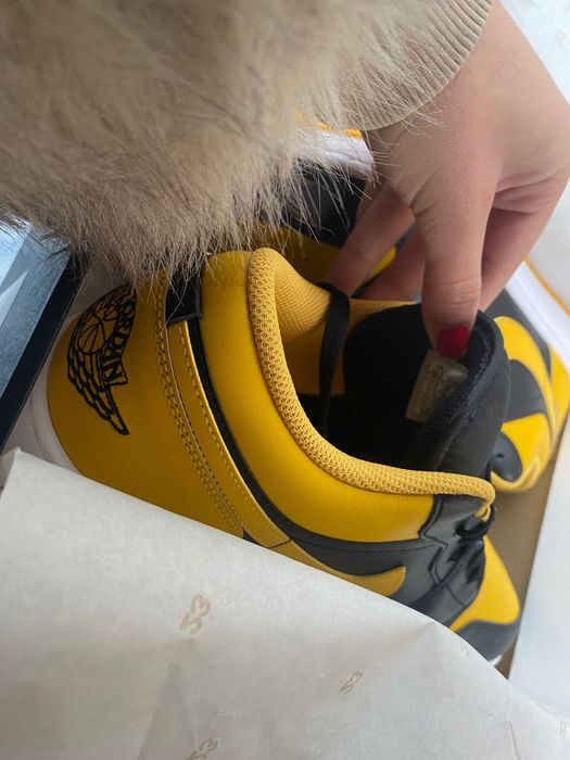 Jordan 1 low Black-Yellow Ochre