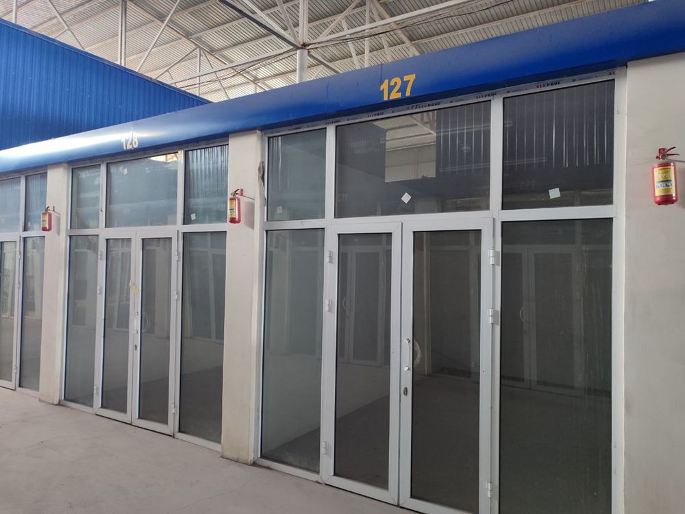 M 39 avtomobil yul yoqasida tayyor magazen