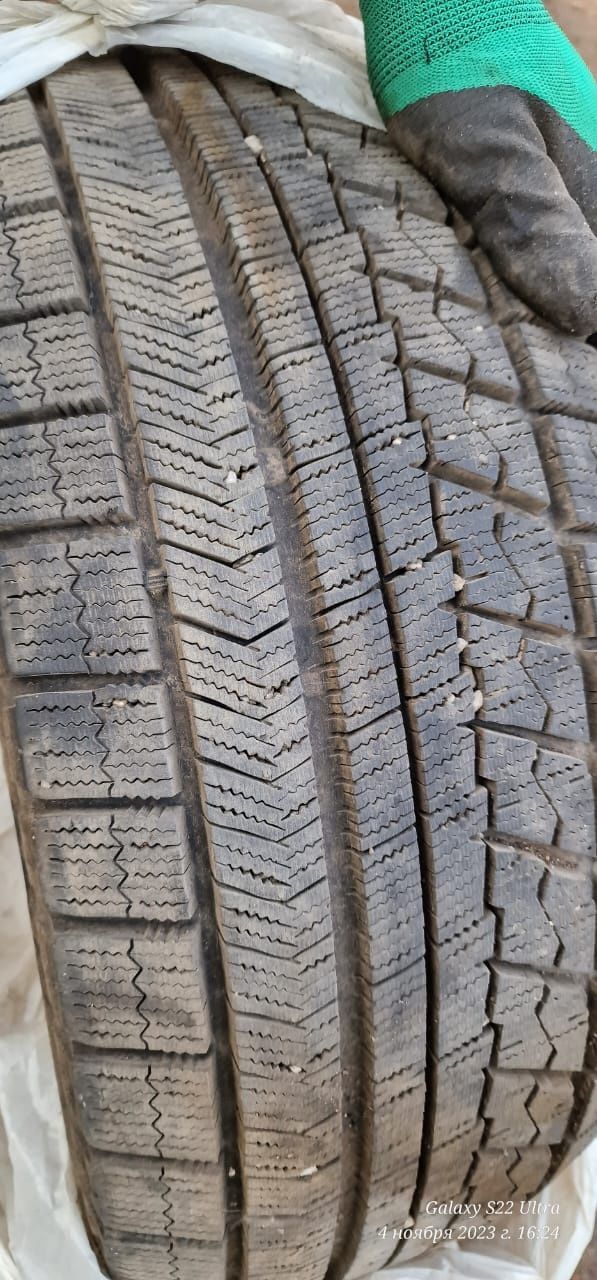 Продам резину Bridgestone Blizzak VRX 225/55 R16 .