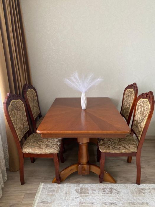 Деревянный стол и стулья