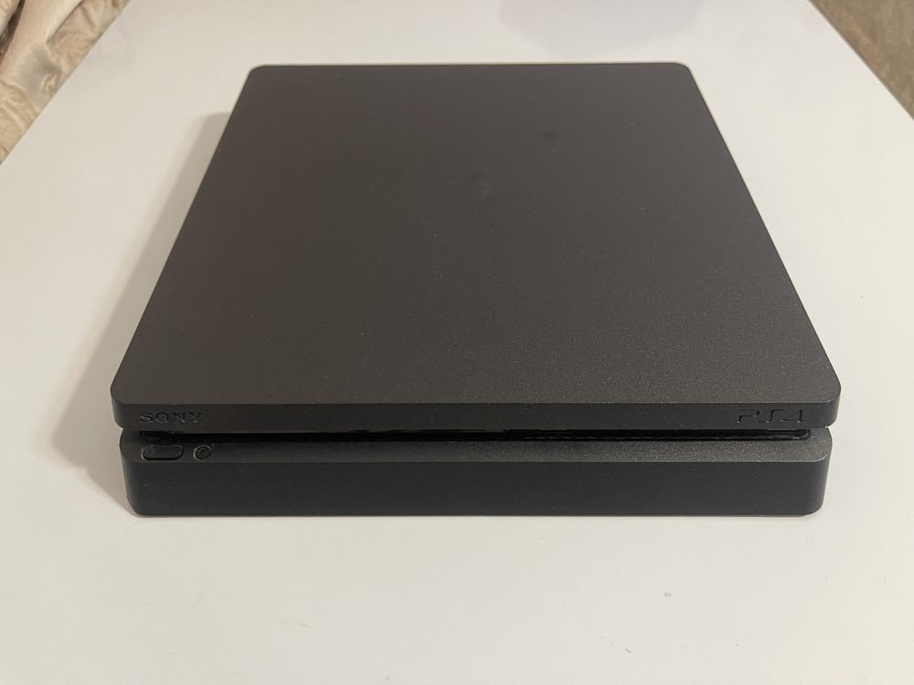 Продам PS4 в отличном состоянии с играми