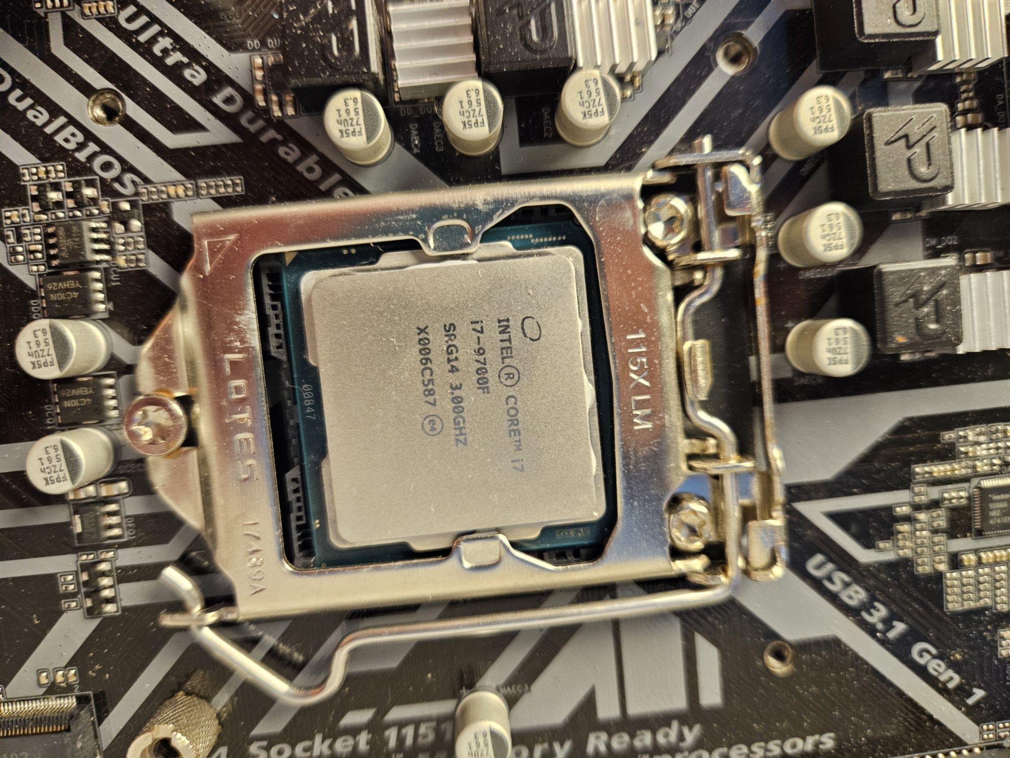 Плата Gigabyte и процессор

Intel Core