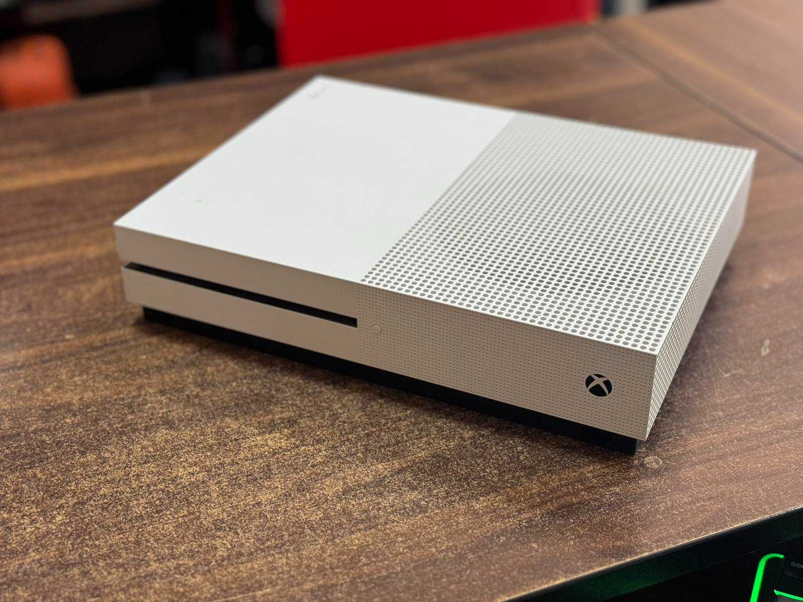 Продавам XBox One S + Fifa 22