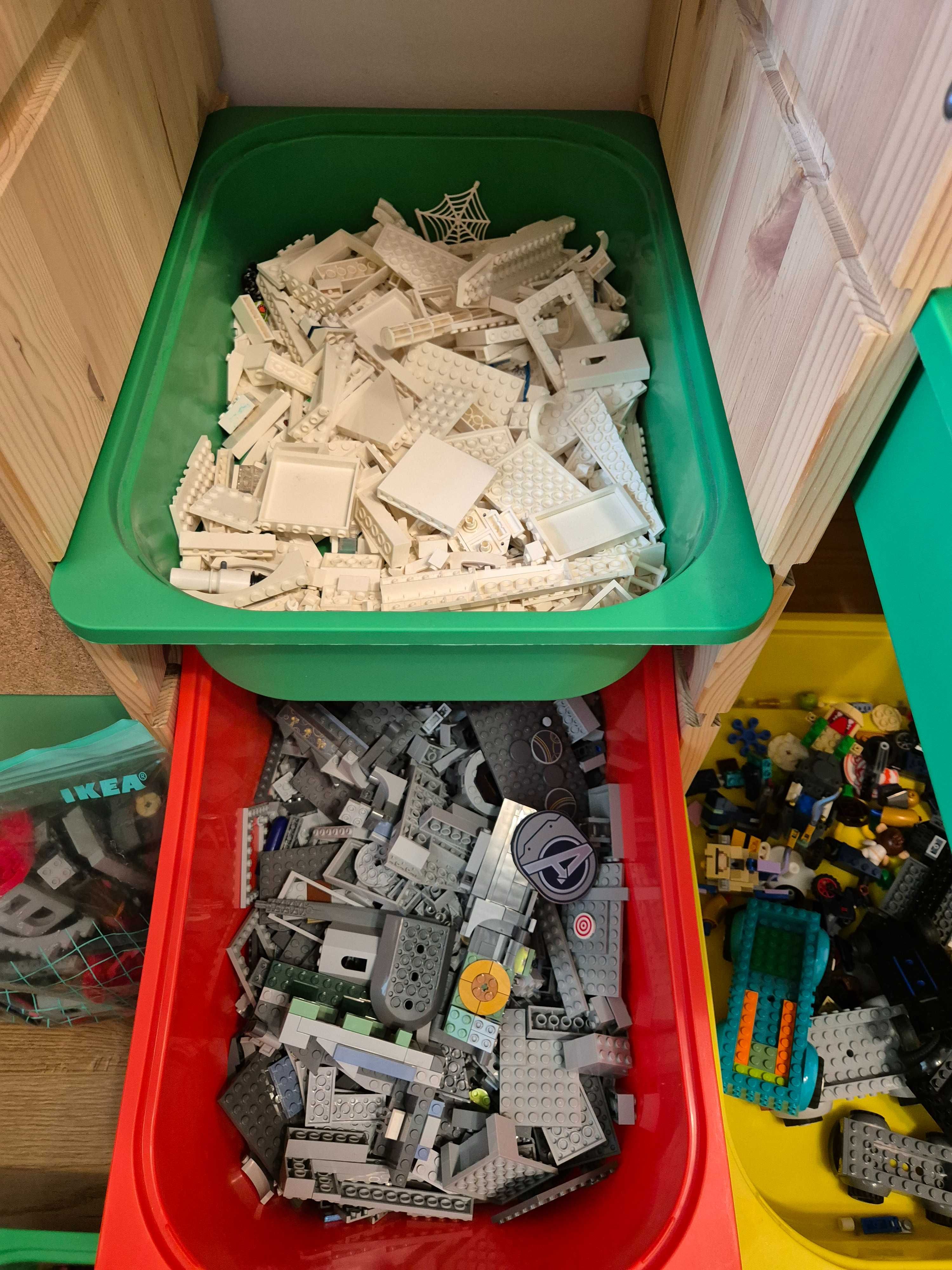 Vand piese LEGO vrac, sortate pe culori si tipuri, aprox 10 kg