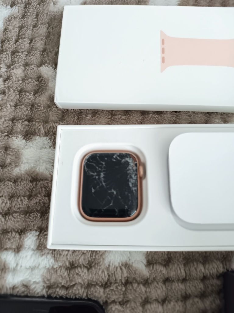 Продавам iPhone 8 и Apple Watch 6 със счупени стъкла!