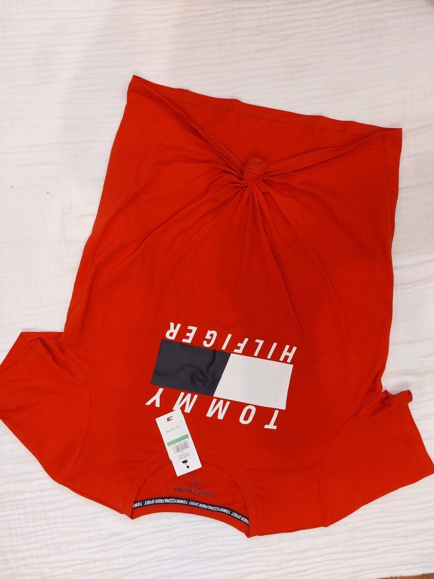 Женская футболка  красного цвета  бренд Tommy Hilfiger Размер 44/46