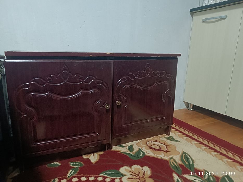 Спальня гарнитура мебель сотилади.