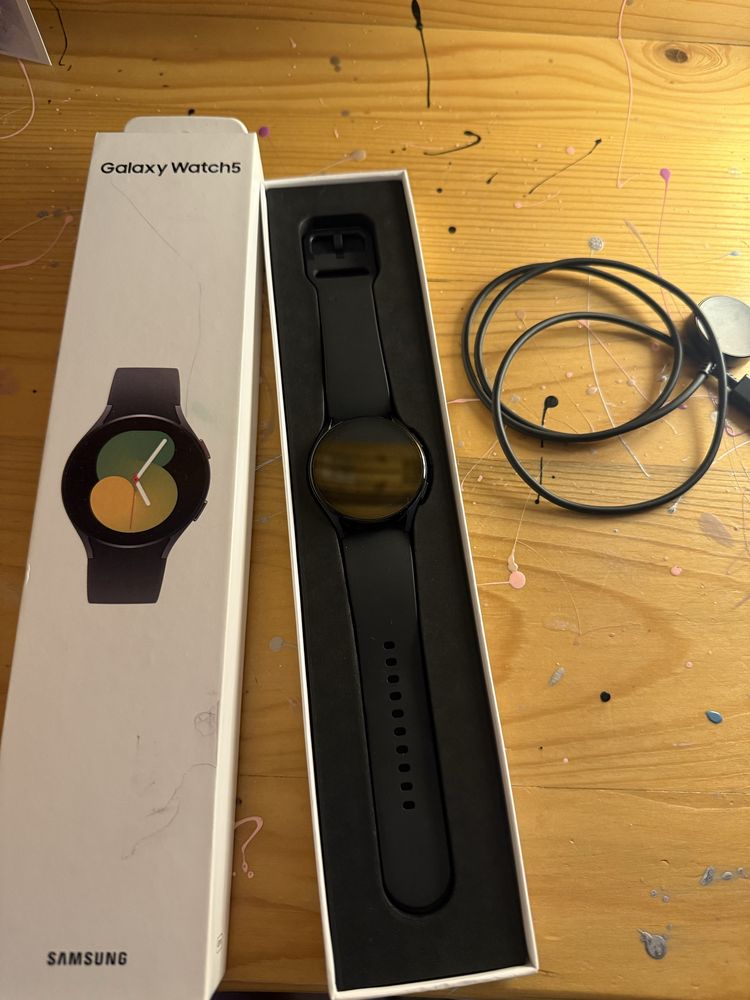 Samsung Galaxy Watch5, cu încărcător