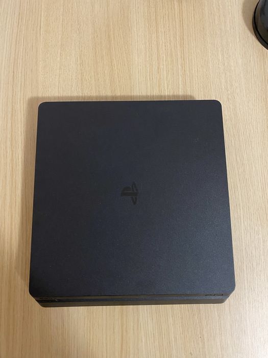 Playstation 4 slim (PS4) 1TB cu 2 manete+4 jocuri