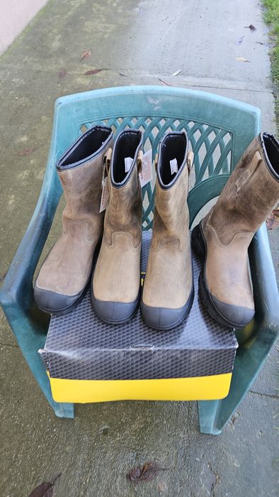 Cizme , bocanci si vesta lucru noi