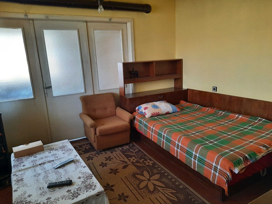 Продавам къща на 2 етажа с 2 гаража и доп. постройки