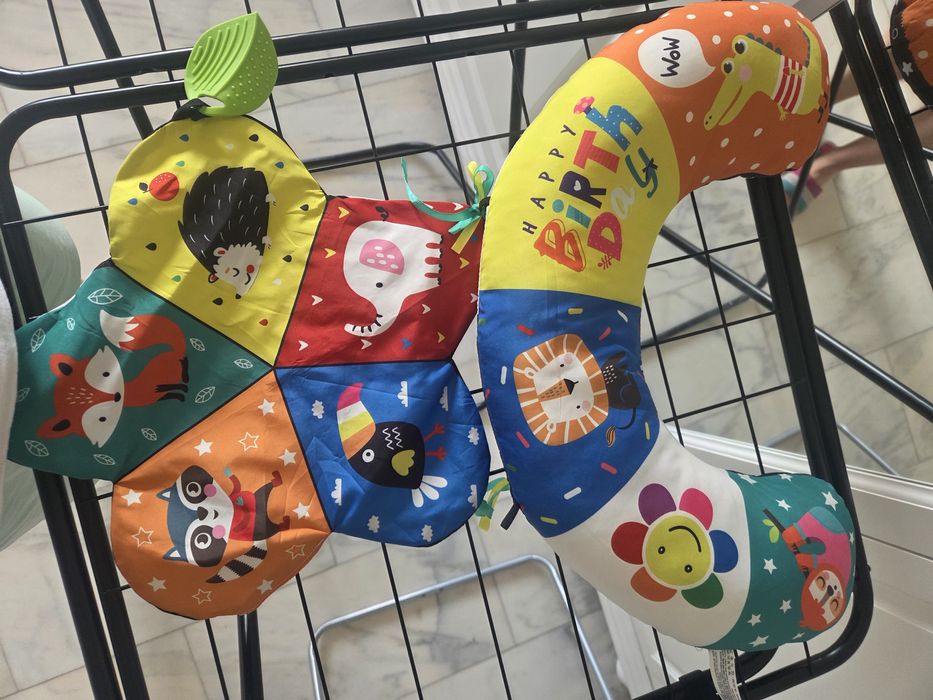 Perna pentru stat pe burtica cu jucarie fosnitoare