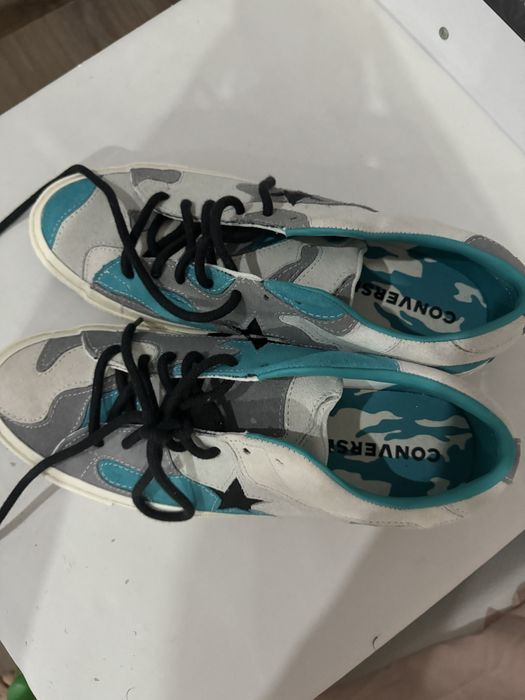 Converse, noi, in stare perfectă, nepurtați.