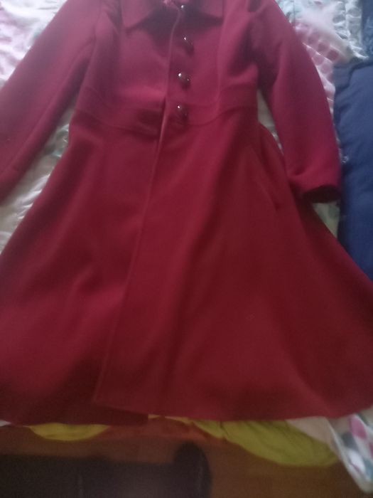 Vând fustă și pardesiu , noi