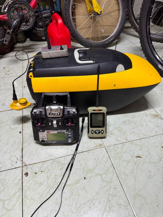 Лодка за захранка DAM със сонар