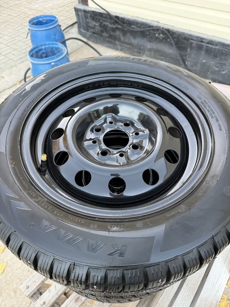 Продам зимние шины 175/65 R14 с диском