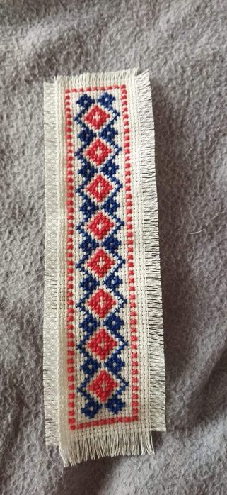 Semne de carte cusute pe etamină la comandă