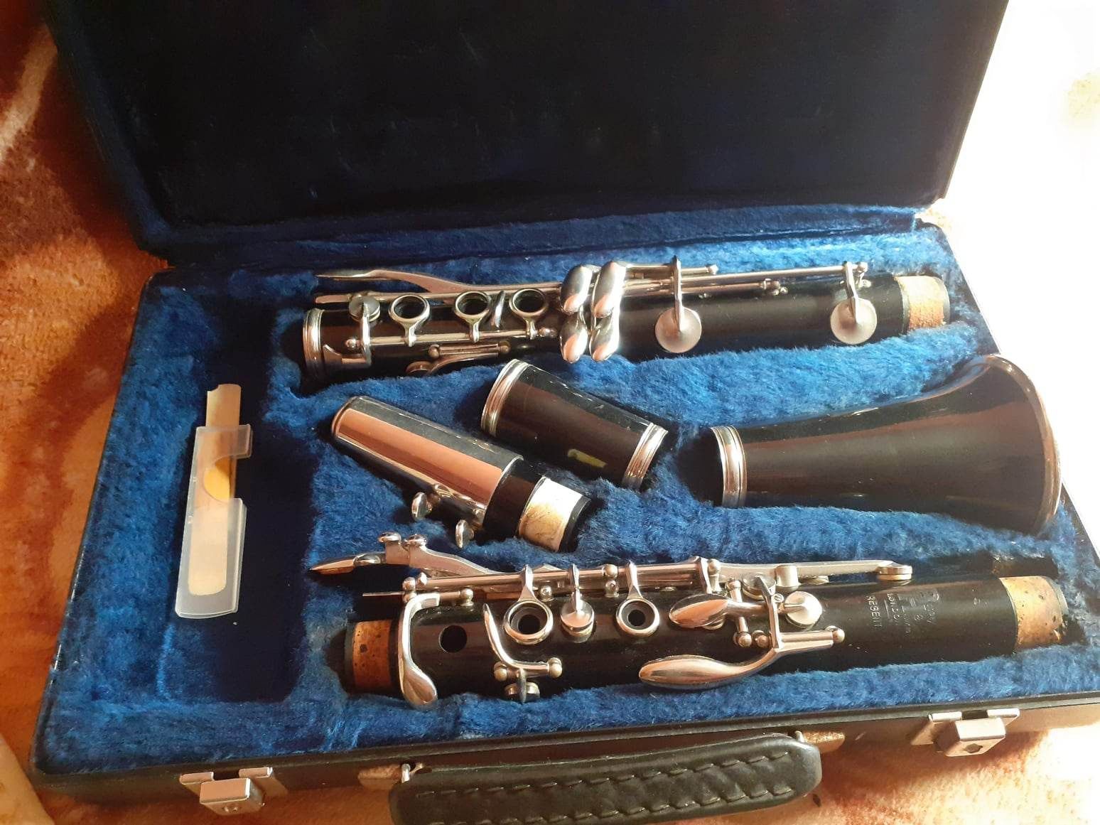 Vând sau schimb cu saxofonu. Clarinet Buf Din lemn abanosfer Crampon