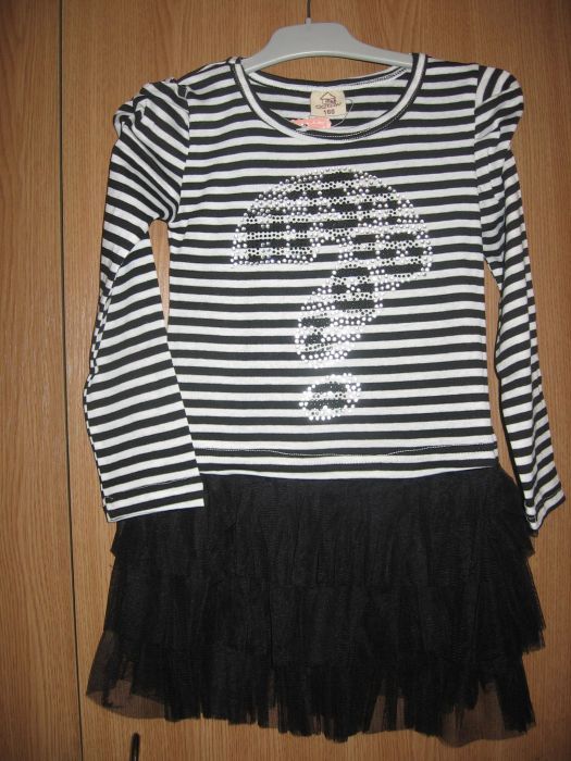 Rochie cu maneca lunga, dungi, alb cu negru, volane, 6-10 ani