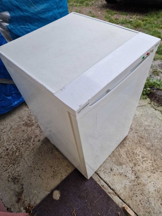 Lada frigorifică cu rafturi