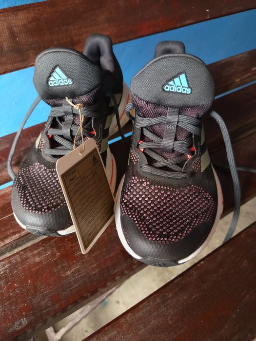 Vând adidași adidas
