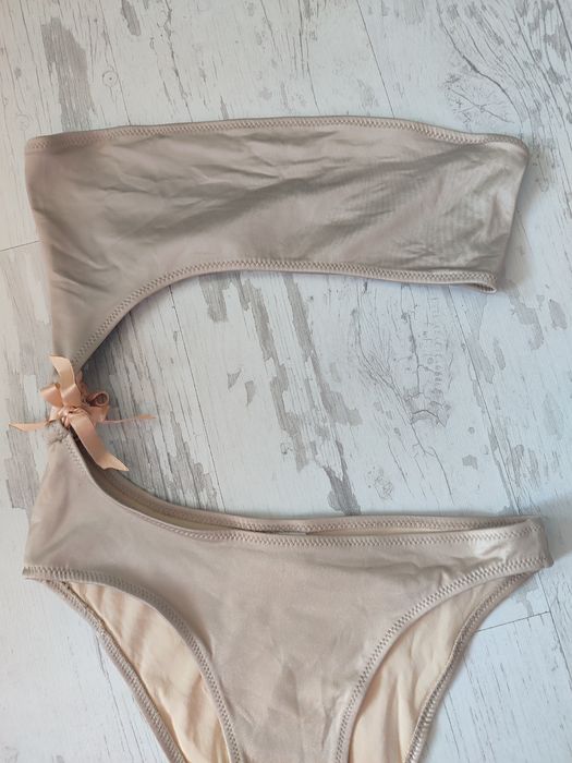 Цял   бански   страхотен е .