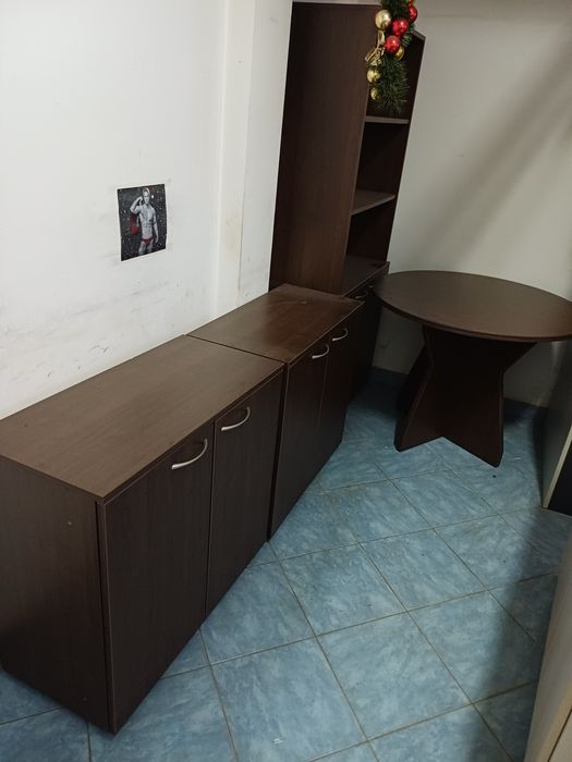 Два шкафа, един отделно с надстройка и маса