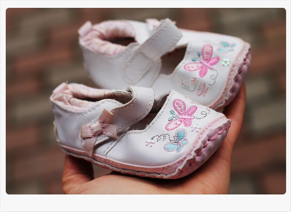 Papucei pantofi pentru bebelusi de 6-9 luni cu fluturasi si paiete mar