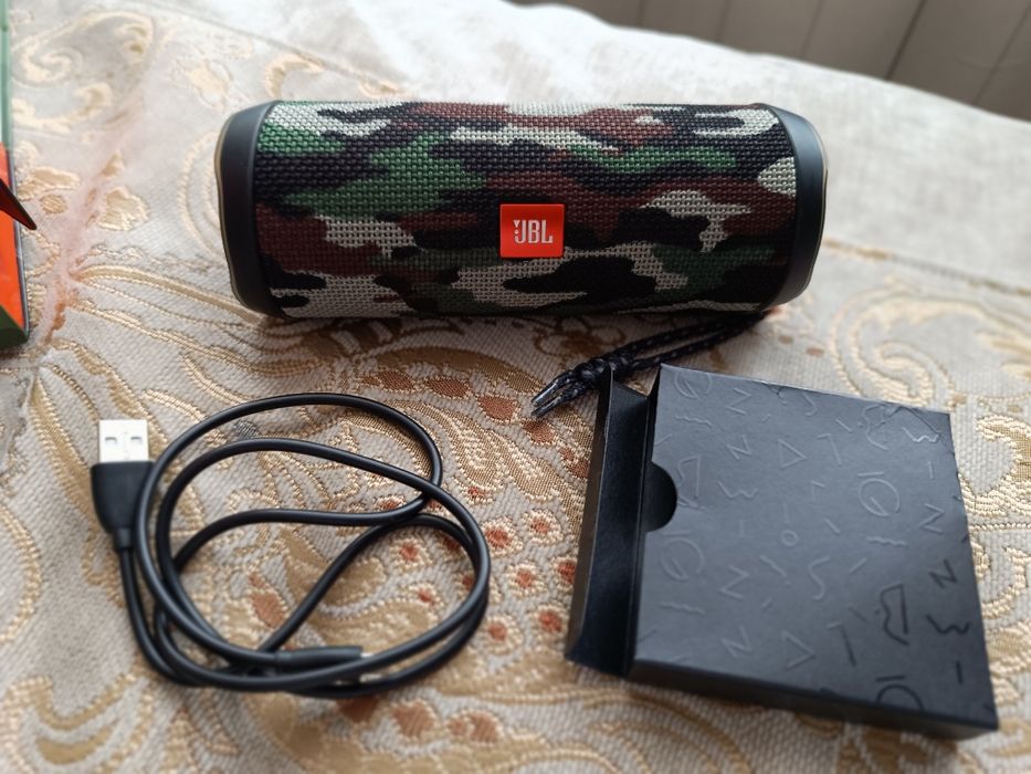 Bluetooth колонка JBL Flip 4 оригинал в отличном состоянии