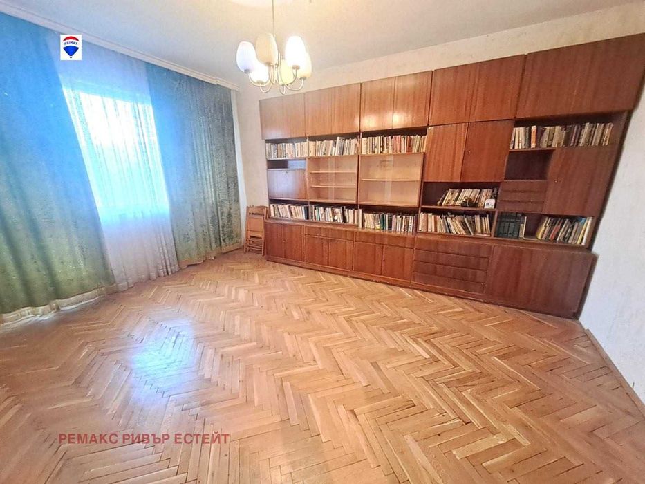 Тристаен апартамент е Центъра