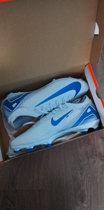 Чисто нови бутонки NIKE