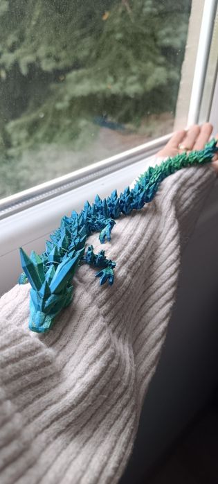 Дракон 43 см, преливащ зелено-син