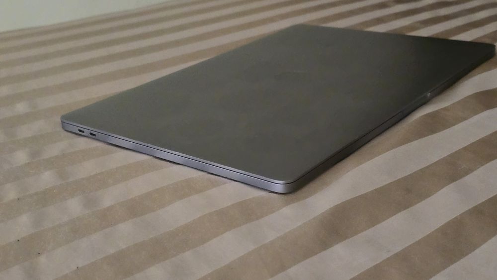 Macbook Pro 16 2019 A2141 i9 2.3ghz 1TB 16GB RAM AMD Radeon Pro 5500M