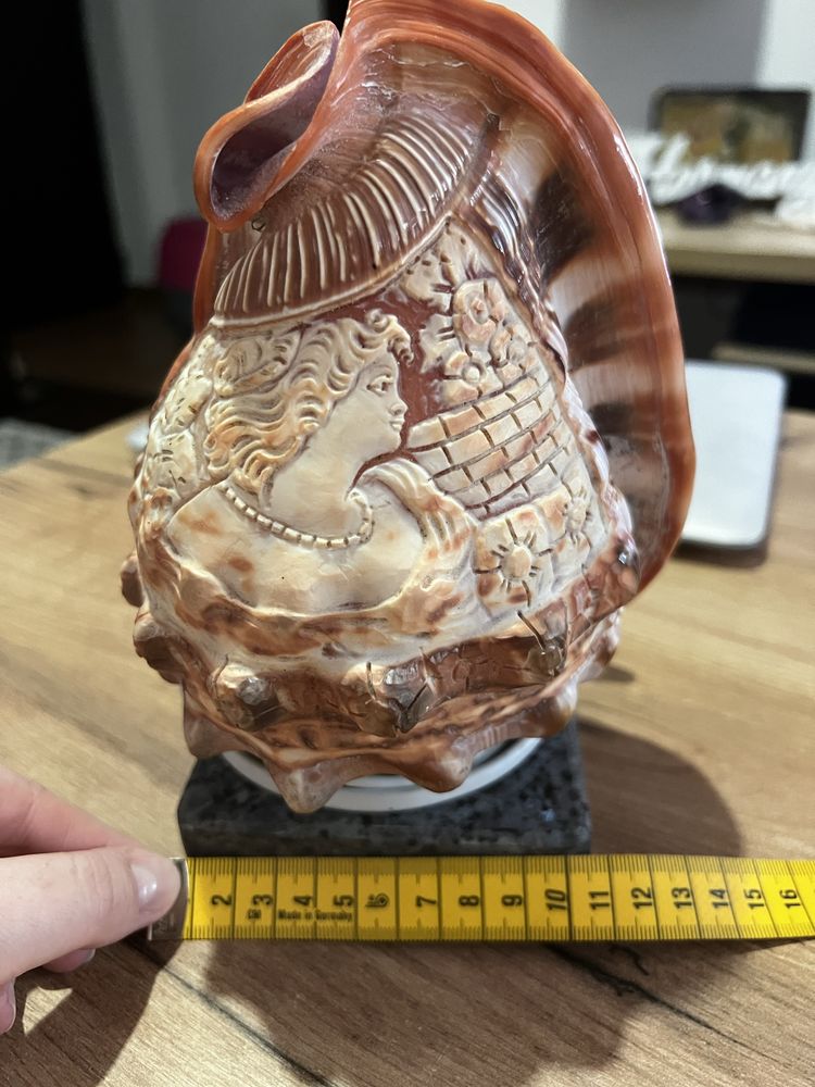 Veioza cu camee sculptata manual in scoica naturala