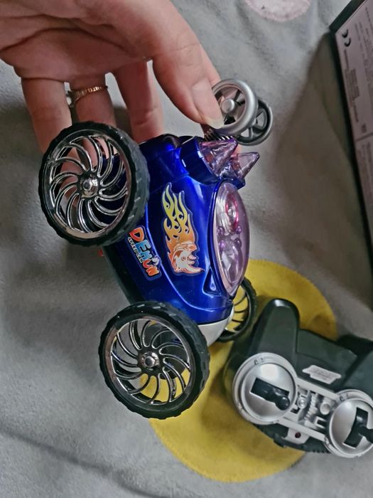 Преобръщащо се бъги с дистанционно управление
С дистанционно управлени