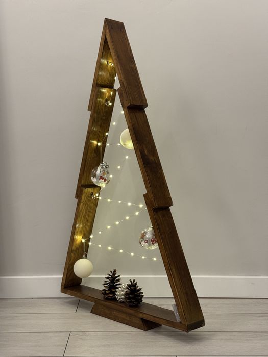 Елегантна и Минималистична Ръчно Изработена Дървена Коледна Елха