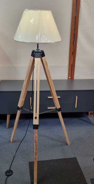 Lampa pe picior inalt