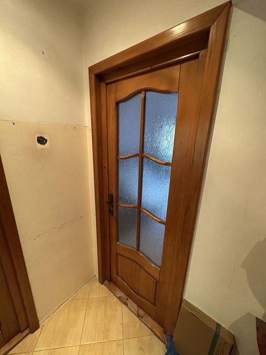 Usa de interior din lemn lacuit cu toc