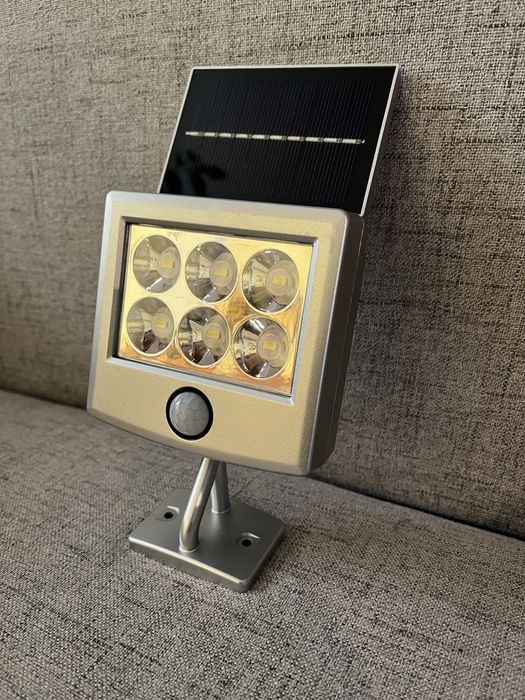 Lampa solara proiector curte cu acumulator  150 lumeni mica noua