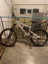 Bicicleta full suspension