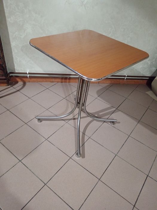 Vând mese folosite dar în stare foarte buna