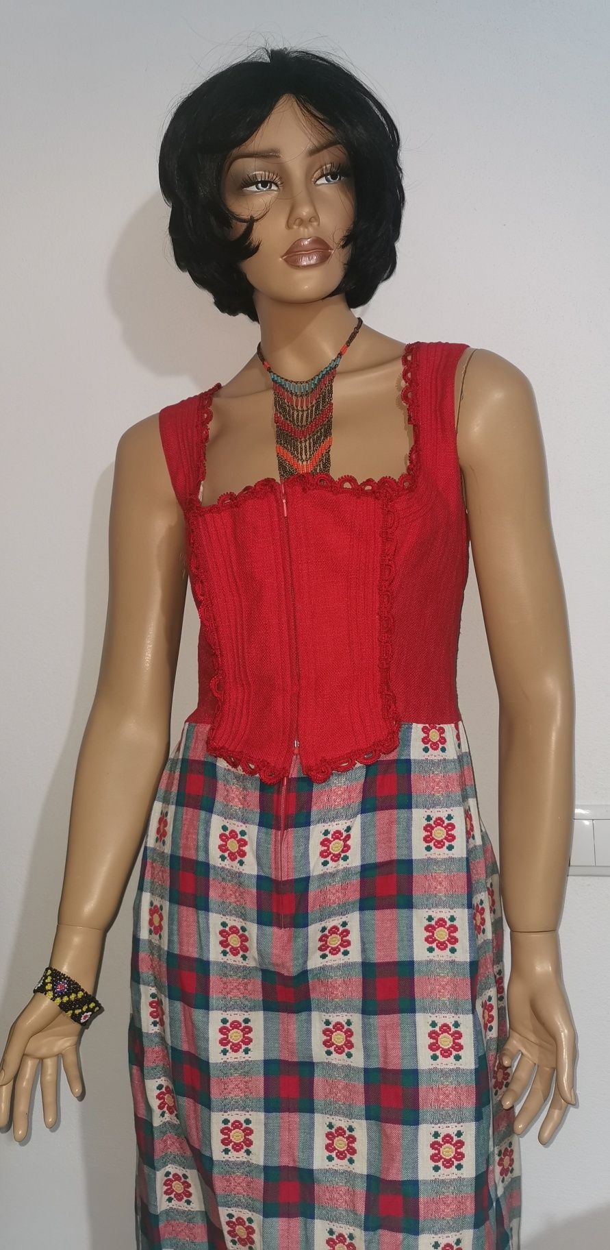 Dirndl rochie traditionala bavareza in carouri