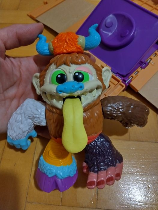 Забавна играчка чудовище