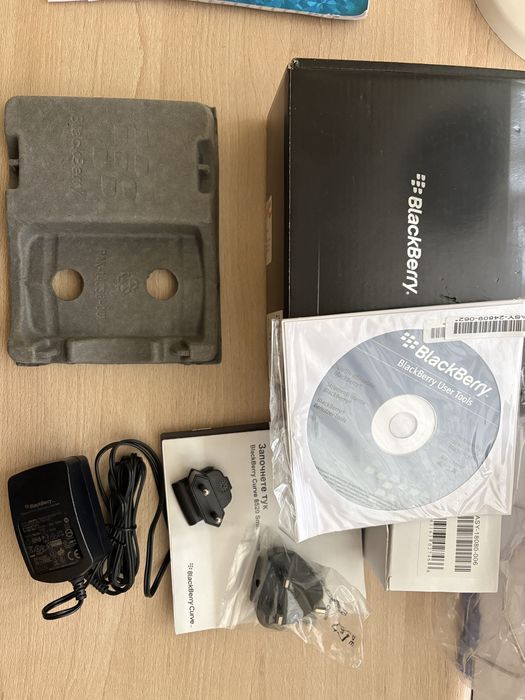 Кутия със зарядно от BlackBerry Curve 8520