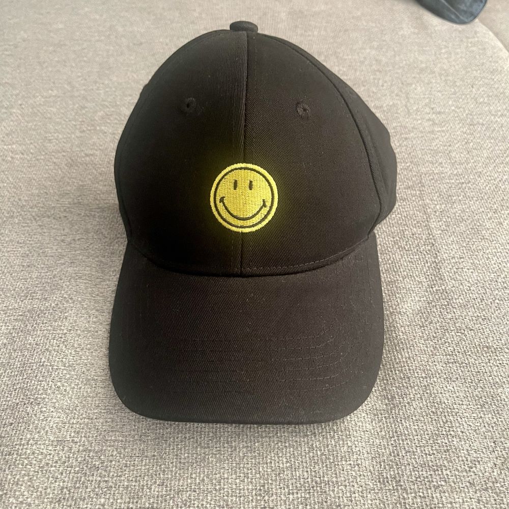 Шапки  Ivy park , Levi’s, Smiley