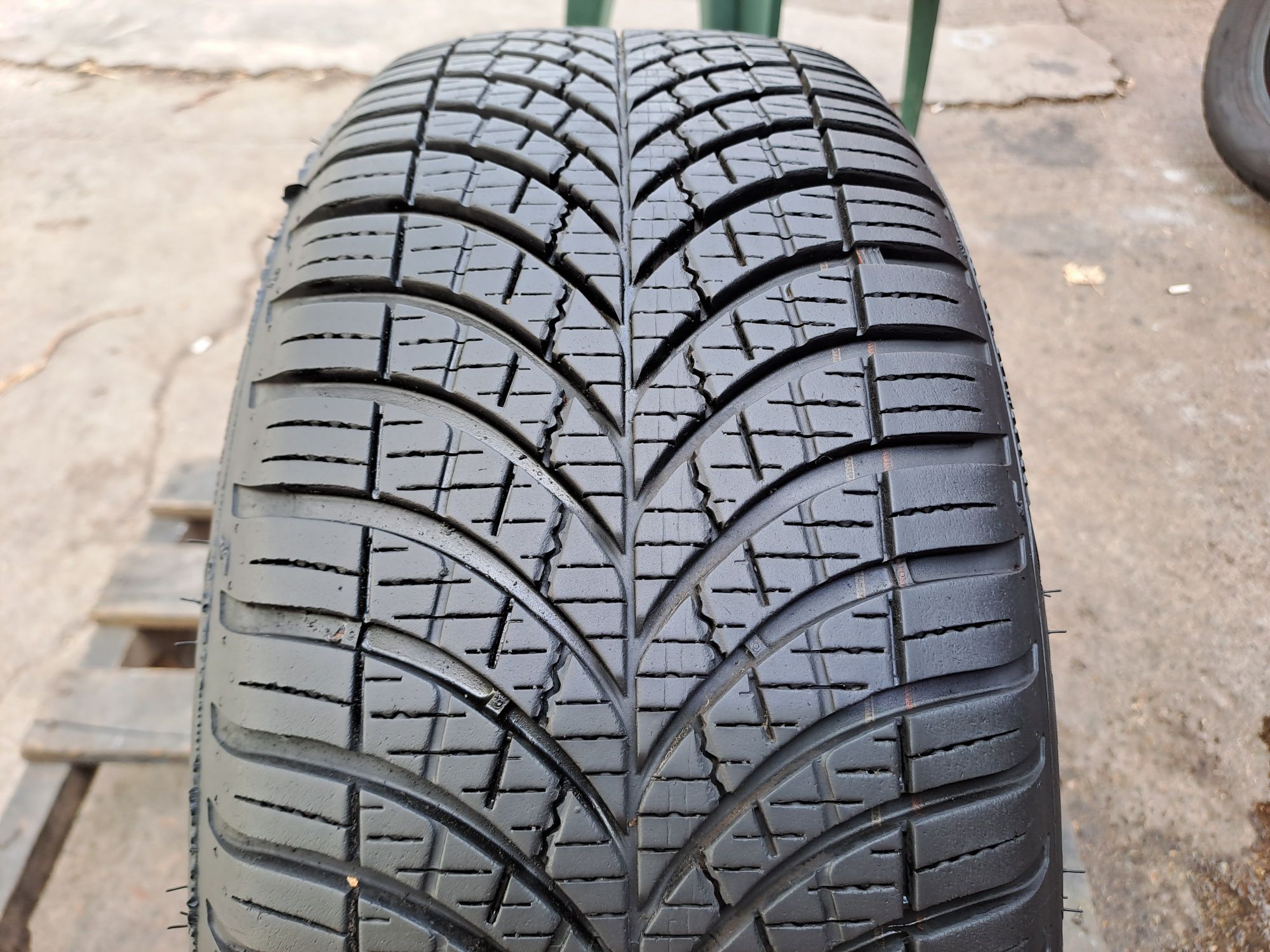 1бр. Почти Нова 195/45/16 Goodyear Vector 4Seasons (всесезонна)